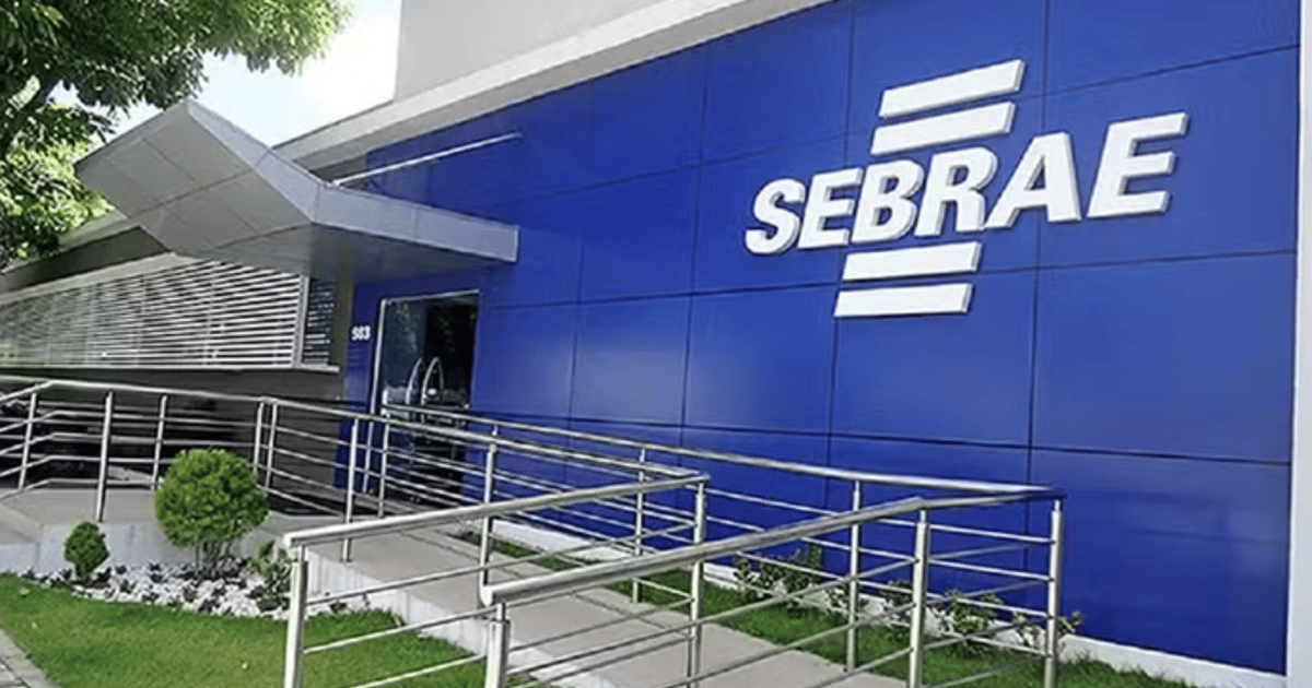 Fachada de unidade do Sebrae com parede azul, logo da instituição em destaque e rampa de acesso com corrimão metálico.