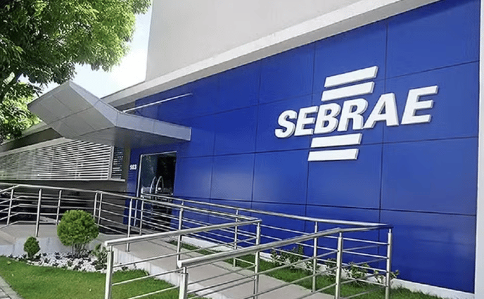 Fachada de unidade do Sebrae com parede azul, logo da instituição em destaque e rampa de acesso com corrimão metálico.