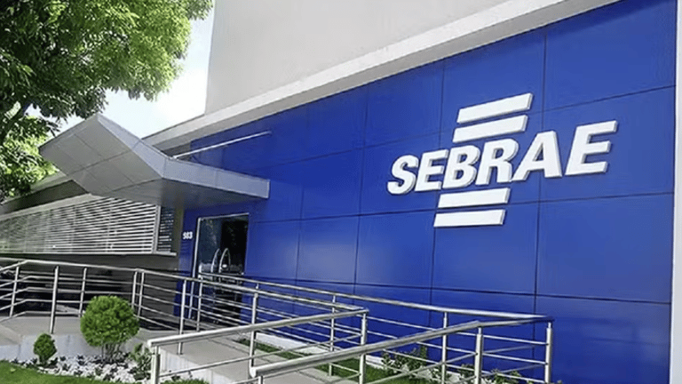 Fachada de unidade do Sebrae com parede azul, logo da instituição em destaque e rampa de acesso com corrimão metálico.